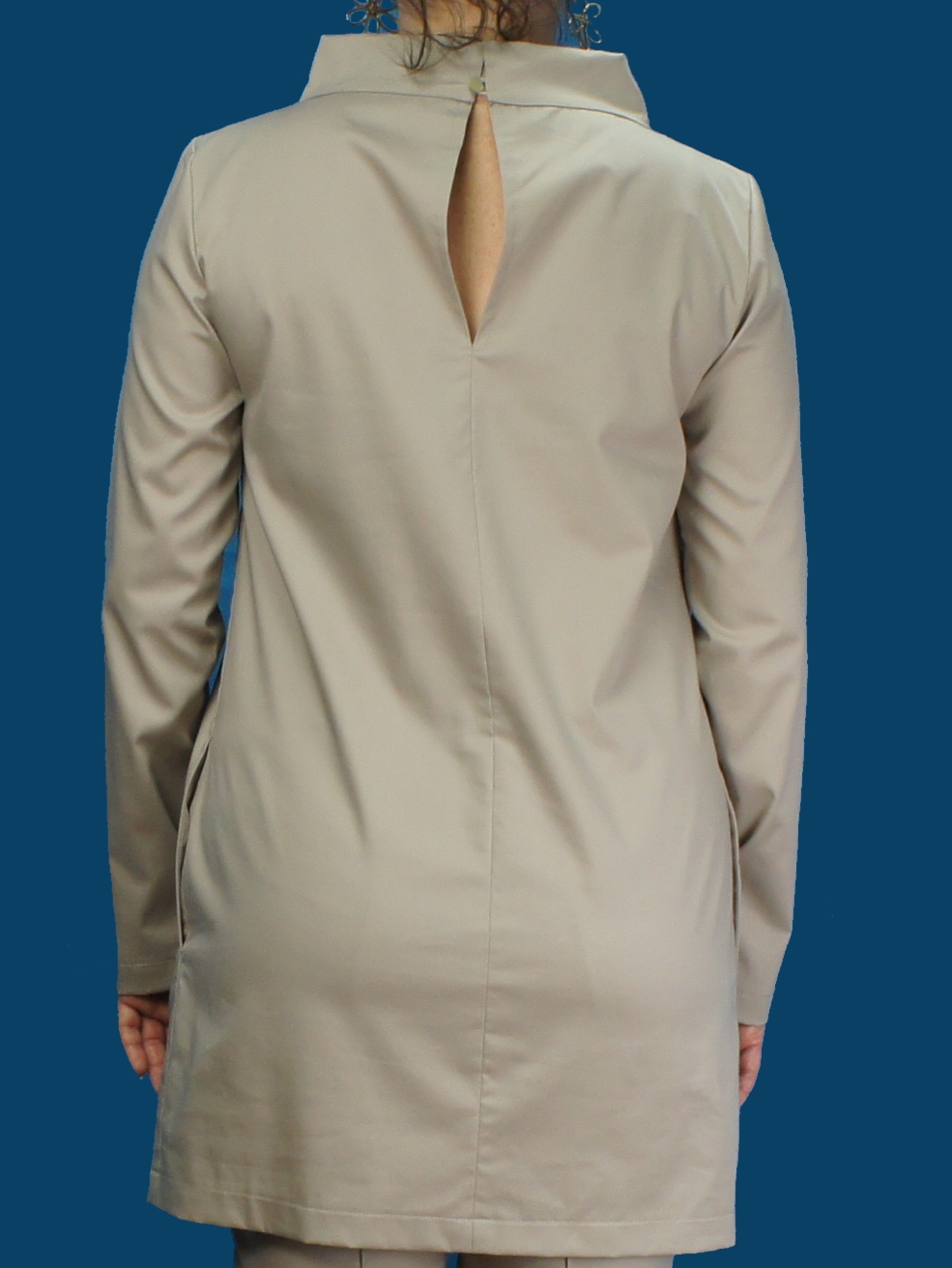 женская медицинская блузка песочного цвета с длинными рукавами